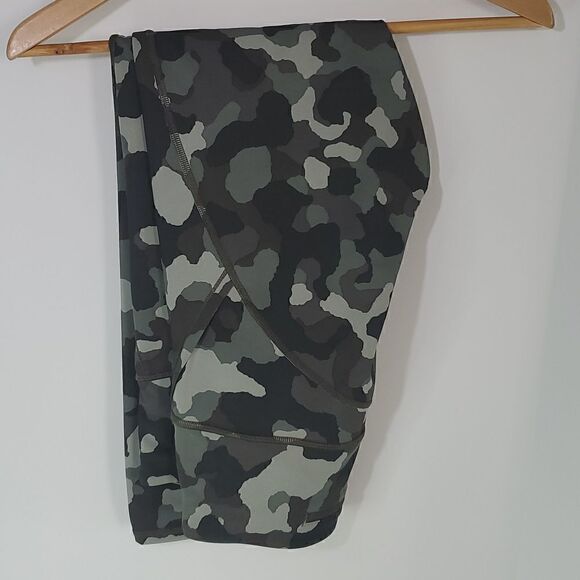 ATHLETA Lightning 7/8 Tight Green Camo Size M - Picture 1 of 10